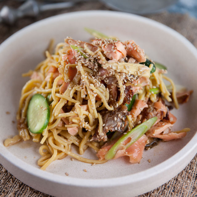 Салата с нудъли и печена сьомга