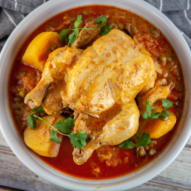 Цяло задушено пиле със зеленчуци