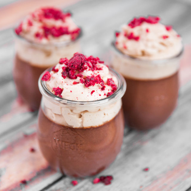 Бурканчета с шоколадов крем, кокосова пяна и малини