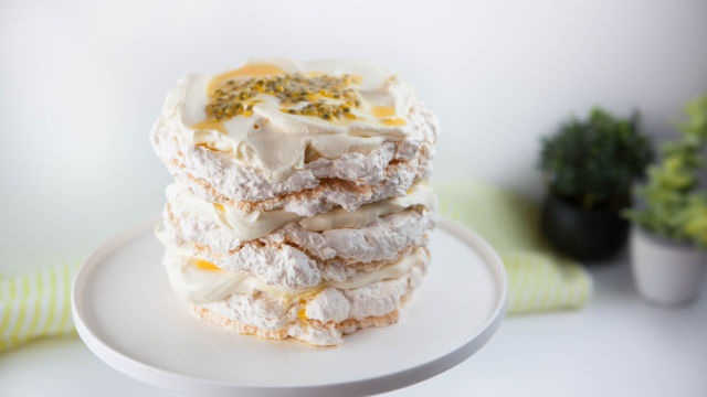 Целувчена торта със сметана и маракуя
