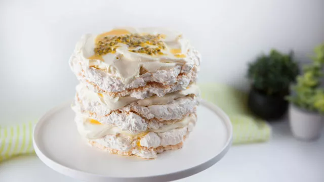 Целувчена торта със сметана и маракуя