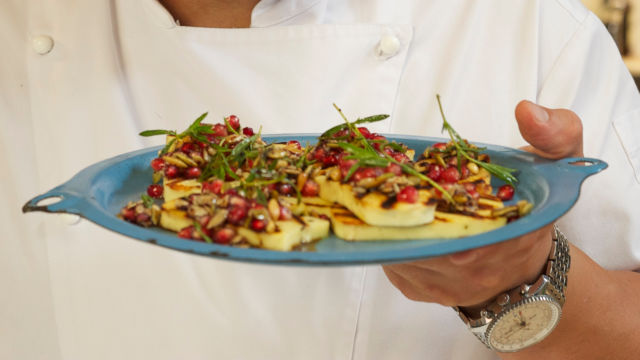 Салата с печено на грил халуми