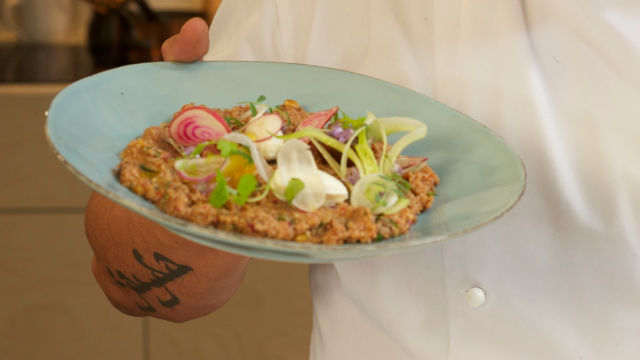 Пикантна салата с булгур и лабне