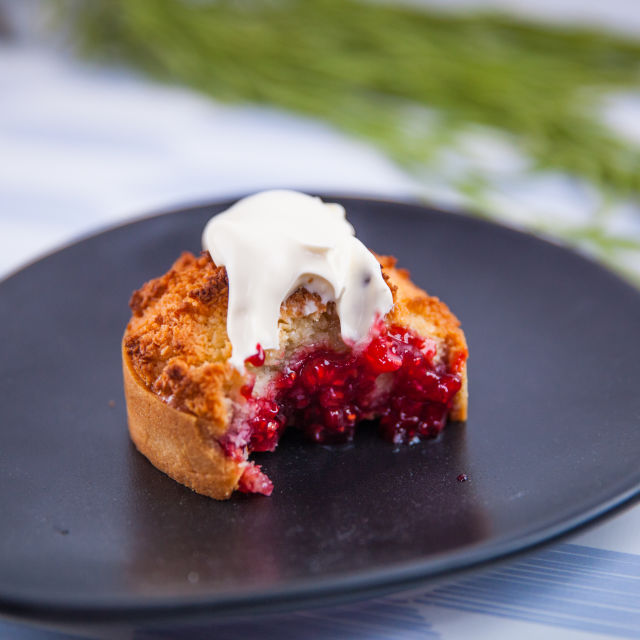 Мини тартове с малини и кокос