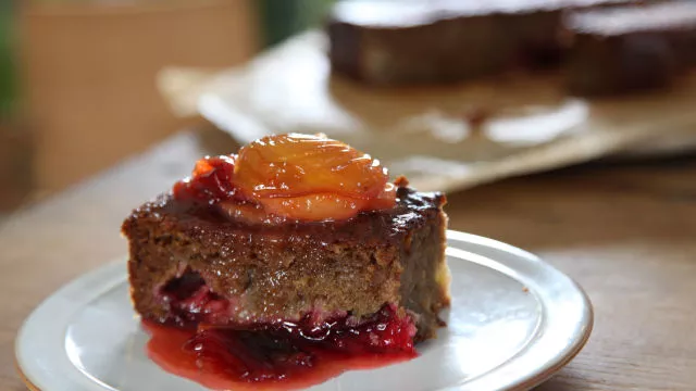 Сладко-пикантен сладкиш със сливи