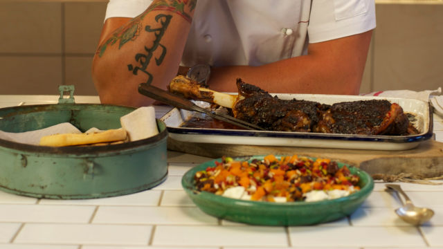 Печен агнешки бут, хляб със семена и кисело мляко със сушени плодове