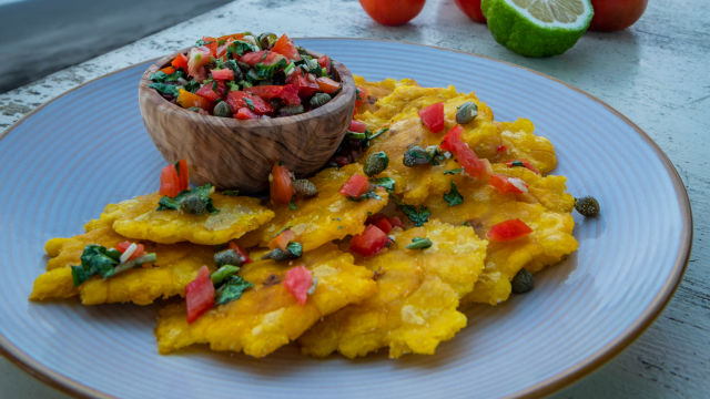 Двойно пържени плантани със салца от домати и каперси