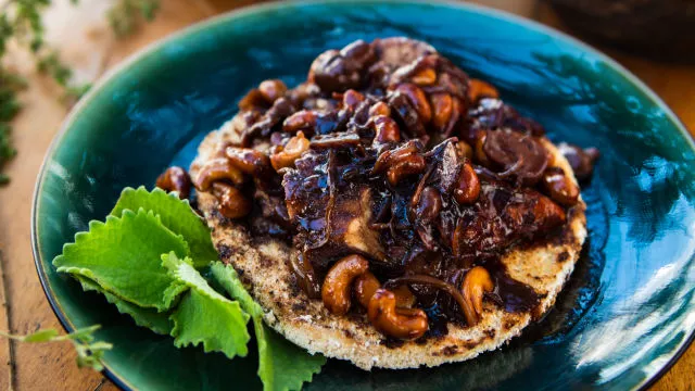 Мариновано пилешко с гъби и лук