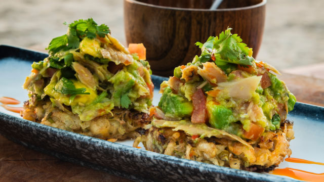 Рьощи със зелени банани и гуакамоле с осолена треска