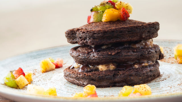 Шоколадови сконс с бананово пюре и тропически плодове