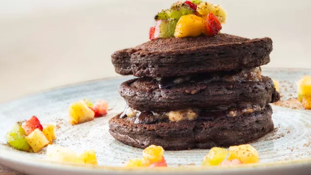 Шоколадови сконс с бананово пюре и тропически плодове