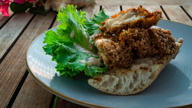 Пилешки бургер със Скоч Боне и майонеза с тамаринд