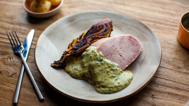 Бавно печено свинско със зеле и магданозен сос