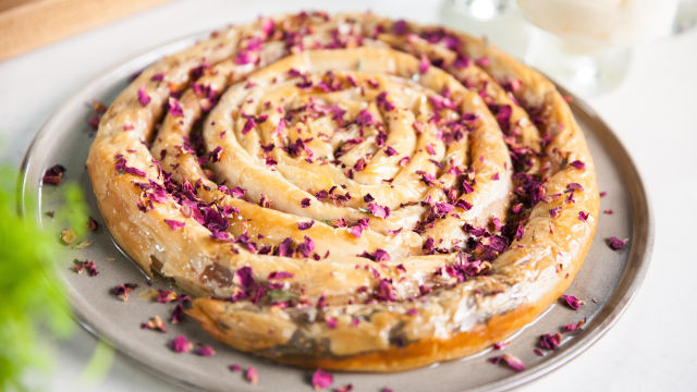 Маханча с халва, бял шоколад и бадеми