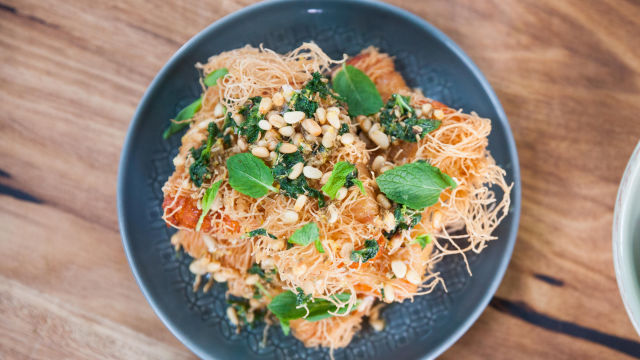 Халуми в кадаиф с меден дресинг