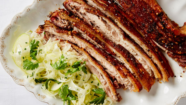 Печени свински гърди със салата от резене и ябълки