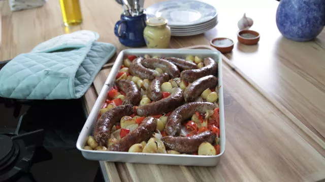 Печена наденица с картофи