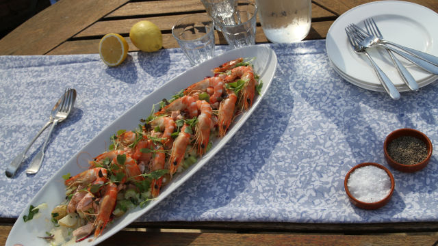 Картофена салата с печена сьомга и скариди