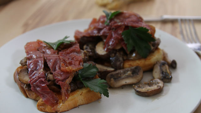 Тостове със задушени гъби и шунка