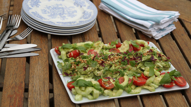 Пиле в песто със салата