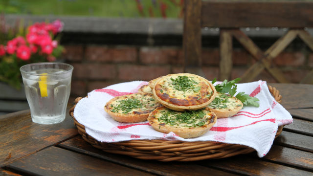 Тартове с карамелизиран лук и козе сирене