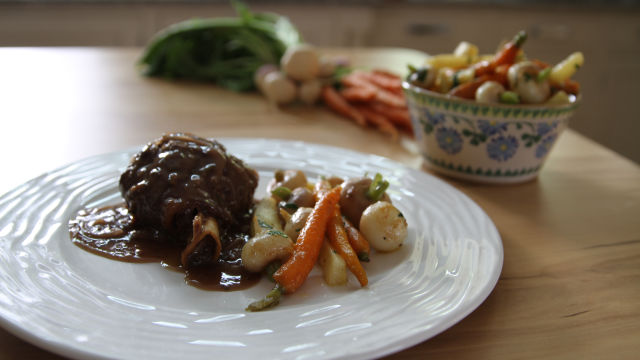 Задушени агнешки джолани с пролетни зеленчуци