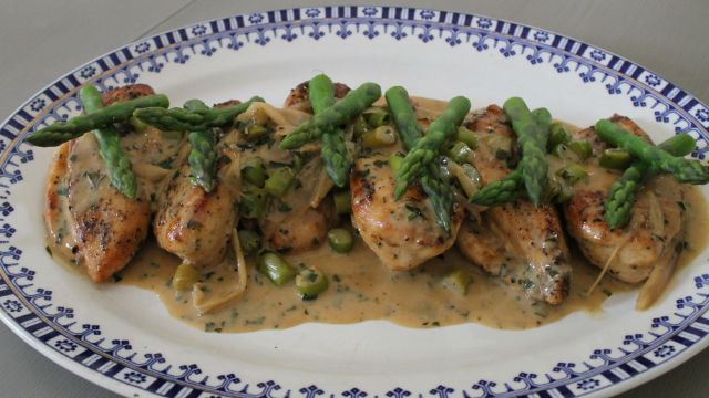 Пилешки гърди в лимоново-сметанов сос с аспержи