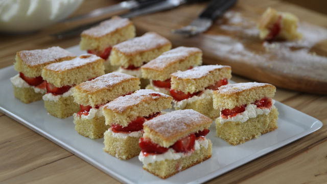 Пандишпанени резени със сметана и ягоди