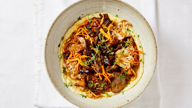 Кремообразна полента с рагу от гъби