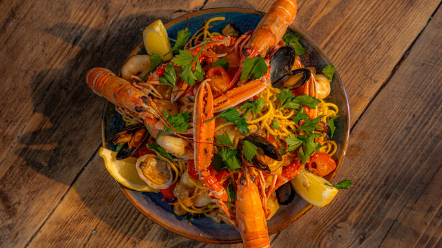 Лингуини с морски дарове, чили и чери домати