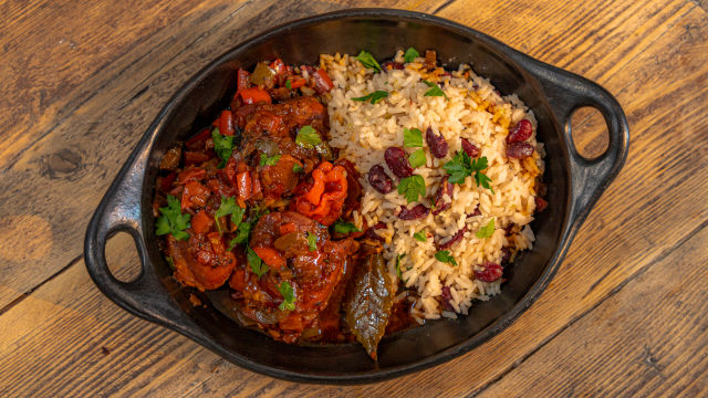 Пилешка яхния с ориз с боб