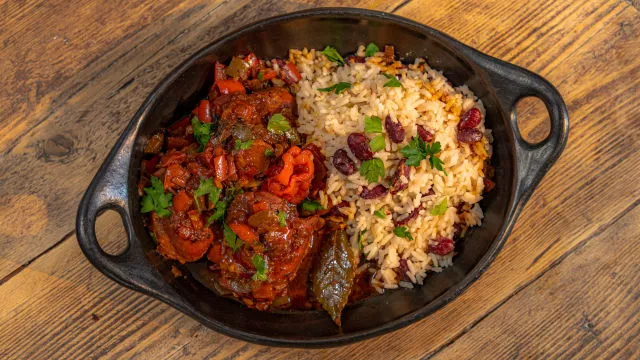 Пилешка яхния с ориз с боб