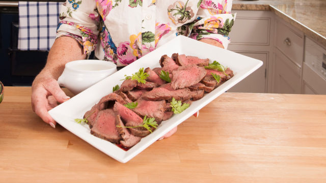 Печено телешко филе с крем от печен чесън и горчица