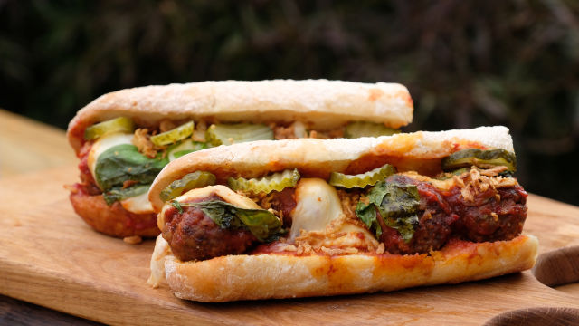 Сандвич с кюфтенца в доматен сос и пушена моцарела