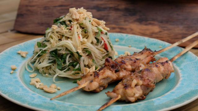 Пилешки шишчета със салата по тайландски