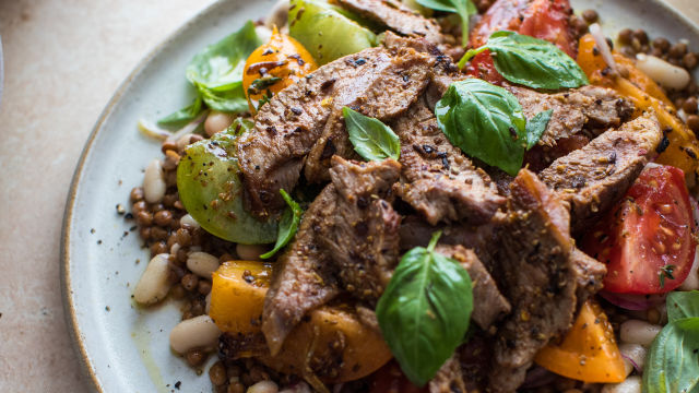 Салата с боб, агнешко с билкова коричка и домати