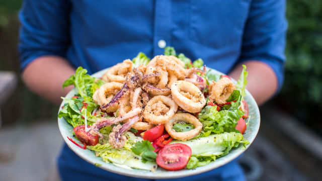 Салата с панирани калмари и чоризо