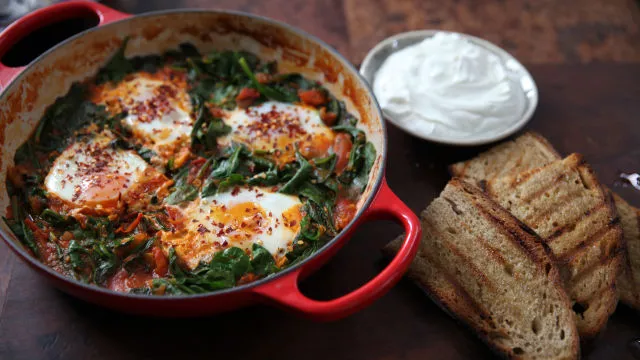 Пушена шакшука със спанак