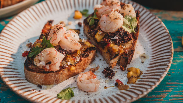 Скариди с манго и кървавица на скара