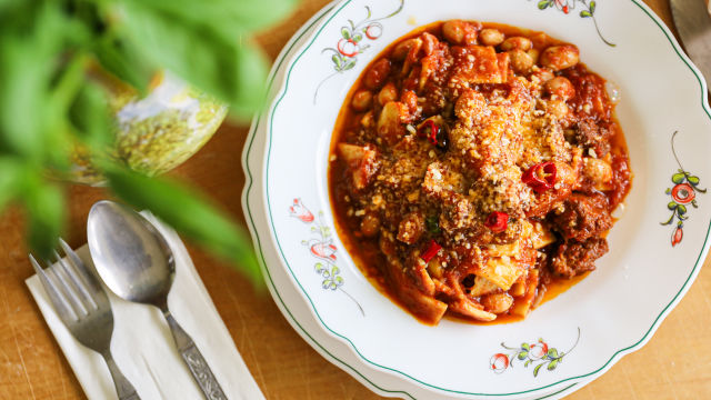 Яхния от боб с паста