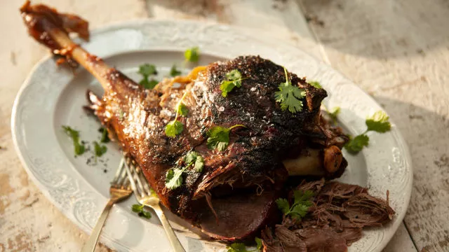 Бавно печен агнешки бут