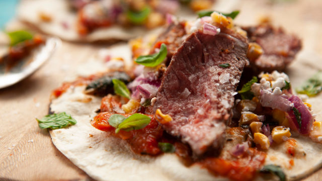 Тако с говежди стек, печен лют сос и салца от царевица