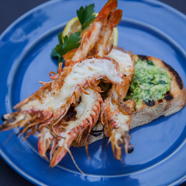 Кралски скариди на скара с чеснов хляб