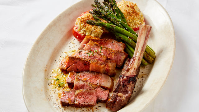 Говежди стек с аспержи и пълнени домати