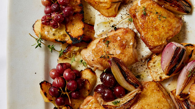 Печени пилешки бутчета с грозде, бурата и сос с бяло вино