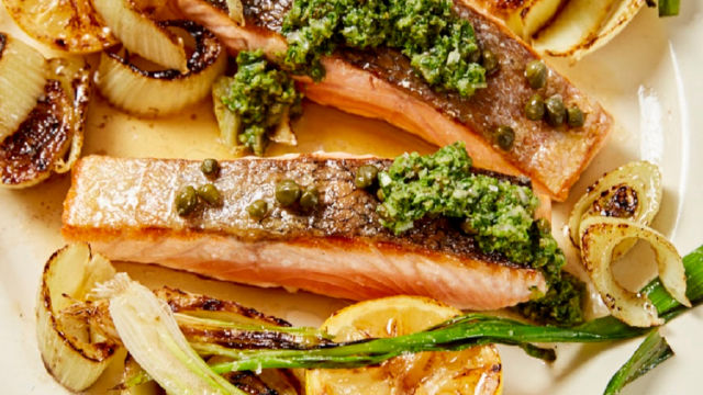 Печена сьомга с фенел и салца Верде