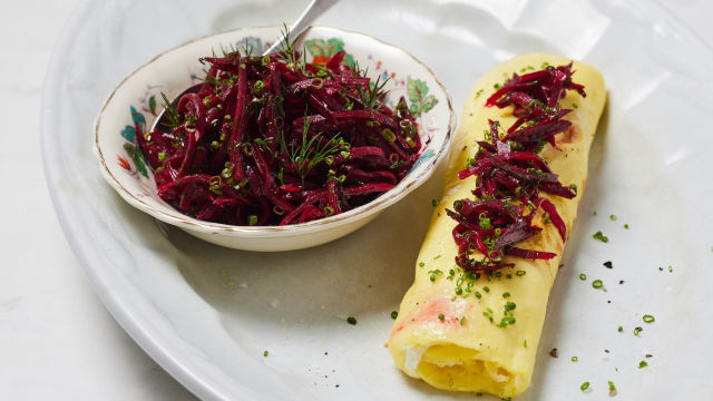 Омлет с пушена сьомга и козе сирене