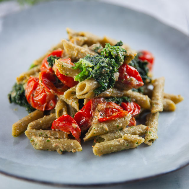 Пенне от грах с песто, кейл и печени домати