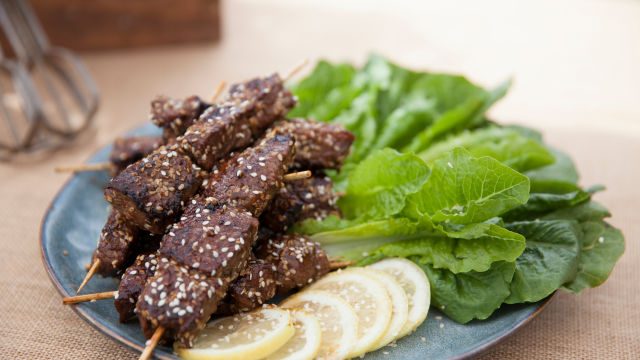 Шишчета с телешко със соев сос и сусам