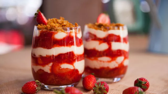 Сметанов крем с пюре от ягоди и бъз